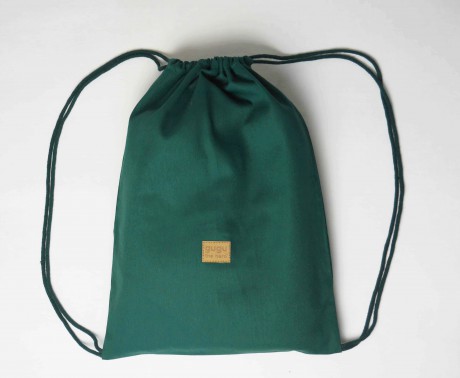 Koc zapakowany jest w praktyczny, bawełniany plecaczek ułatwiający transport i przechowywanie